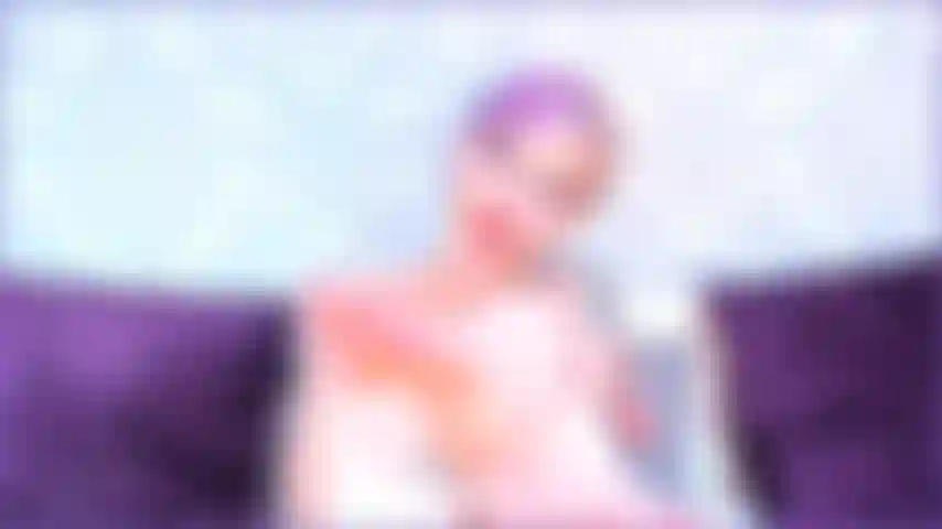 Chupando los dedos de los pies, escupiendo en los pies.