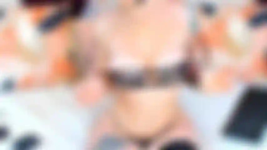 Semidesnuda provocando, frotando las tetas y el coño.