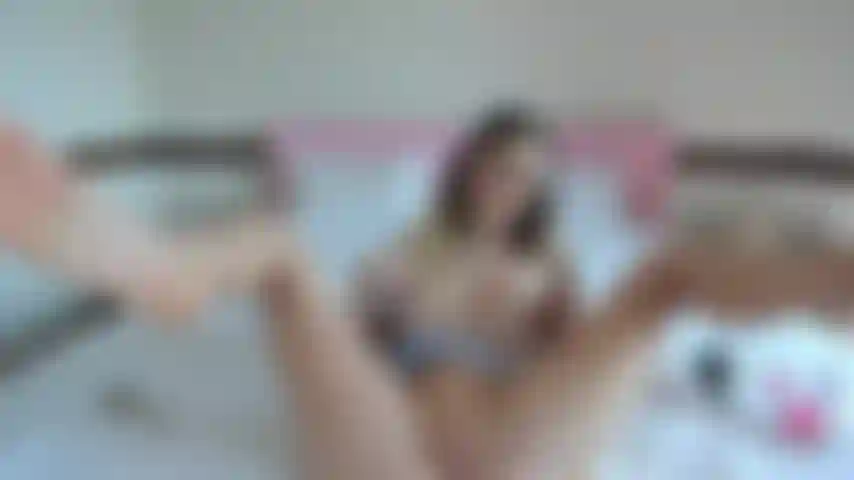 Folla el coño y luego me dedo el culo.