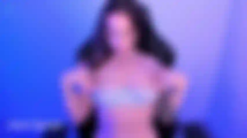 Pervertida por mis tetas maduras.