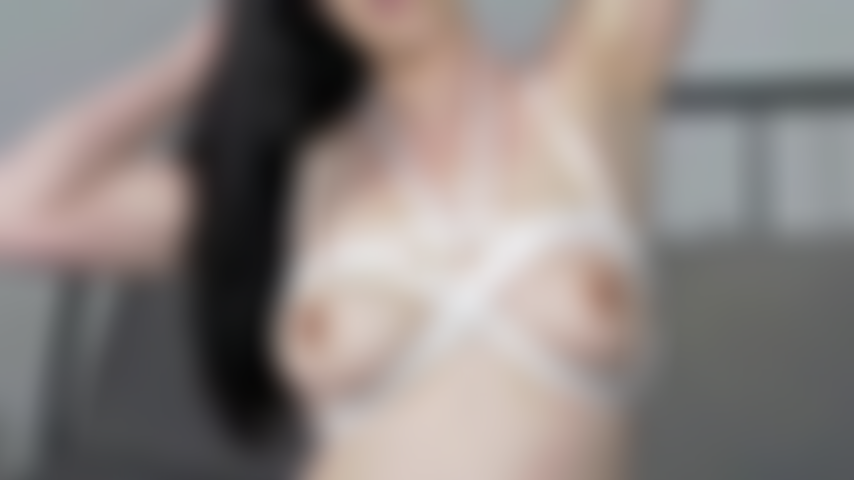 Jezabel knight - primer plano del juego fetichista de senos - en este video tengo mis senos atados fuertemente con un arnés hecho de cuerda blanca. Uso alfileres de ropa, pinzas en los pezones y una paleta en mis tetas hasta que quedan bellamente marcadas y rojas.