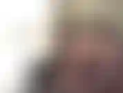 Culo arriba, boca abajo, bronceada, con curvas, culo gigante, jugando con un esmoquin sexy, sujetador y bragas en blanco y negro.