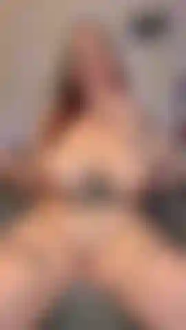 Trato de estar callada mientras me hago correrme y chorrear con un consolador.