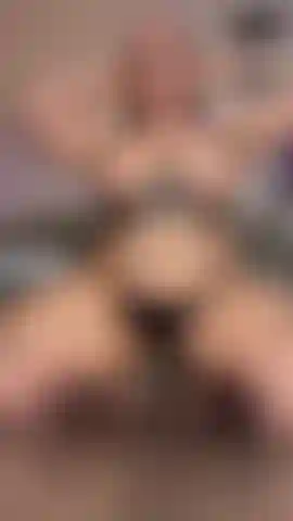 Cabalgando (por delante y por detrás), chorreando y golpeando mi coño en un body de rejilla.