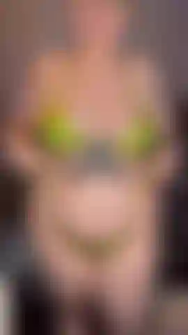 Aceitando todo el cuerpo, sacudiendo el culo/azotando.