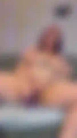 Squirting sobre consolador morado.