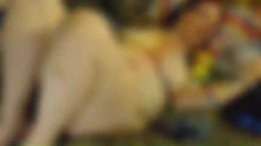 20240427 Viajando en un traje de malla de arco iris.