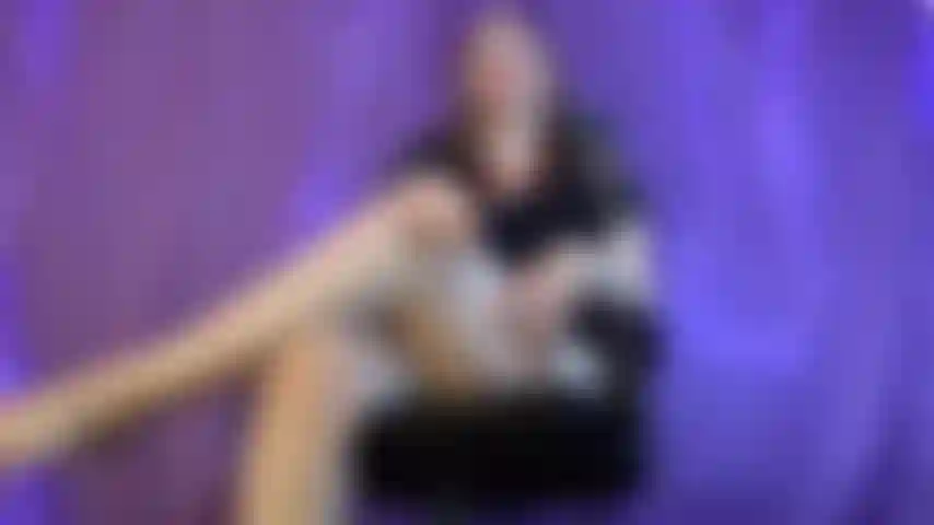 Vas a adorar mis pies mientras yo te humillo hasta que mi novio llegue a casa cornudo. Eres tan estúpida mirando de rodillas sacudiendo tu pequeña polla con el pie en la boca. Eres tan fea, baja y asquerosa.