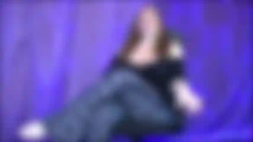 Hola cucky. Se supone que debo ofrecerte apoyo emocional mientras tu esposa está siendo follada. En lugar de eso, te humillaré mientras nos masturbamos con tu pequeña polla y luego te comerás todo ese semen.