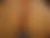 Hoy he decidido premiarte dejándote adorar mi cuerpo mientras te digo cómo tocarte. Besarás donde te diga cuando te lo diga. Me adorarás por completo y te sacudirás como te lo digo.