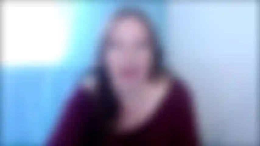 Ven aquí, mi pequeña zorrita de pies. Hoy te daré un capricho muy dulce. Puedes adorar los arcos perfectos de tu diosa y sus dulces deditos; inhala, esclava de pies. Huele lo bien que huelen mis pies. Ahora saca tu pene y acarícialo como te digo mientras tienes el honor de lamer, oler y correrte en los pies perfectos de tu diosa.