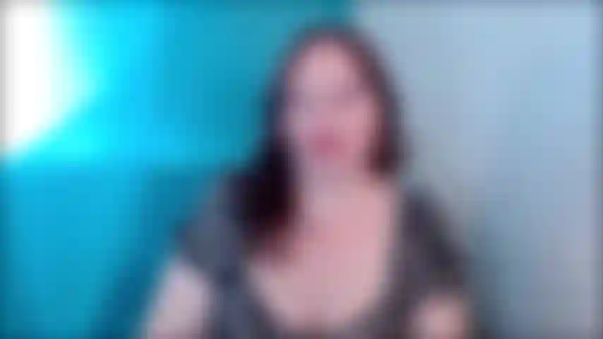 Tenía muchas ganas de esto. Creo que sabes que he estado un poco enamorado de ti en la oficina durante un tiempo. Me emocioné cuando me invitaste a salir y no me decepcionaste con la cita que me llevaste. Ese restaurante era increíble, tu selección de **** fue impecable y el postre. La sacaste del parque, señor. Así que me has impresionado, ahora es mi turno de, ya sabes, impresionarte. Sí, saquemos a este tipo y. Lo siento. No quería reírme. Quiero decir, ¿en serio? Eres una gran cita y un buen tipo, pero eso es muy pequeño. Sí, no toco ni tengo sexo con penes tan pequeños. No estoy muy segura de cómo funcionaría eso, vaya, el pequeño se puso duro cuando lo llamé pequeño. ¿Te gusta eso? ¿Eres de esos tipos a los que les pone que se rían de su pene pequeño? He visto a esas chicas en internet burlándose de tipos con penes pequeños y la forma en que se burlaron de sus penes pequeños me excitó un poco. No voy a tocar esa cosita patética, ni chuparla ni follarla. ¡Ja! Está intentando hacerse grande. Dios mío, míralo luchar. Es tan pequeño y lindo. Te diré una cosa. Si cumples mi fantasía de humillar a un hombre de pene pequeño, te dejaré disparar tu pequeña carga en mis grandes tetas. Tal vez no se lo cuente a todas las chicas de la oficina, pero no prometo nada.