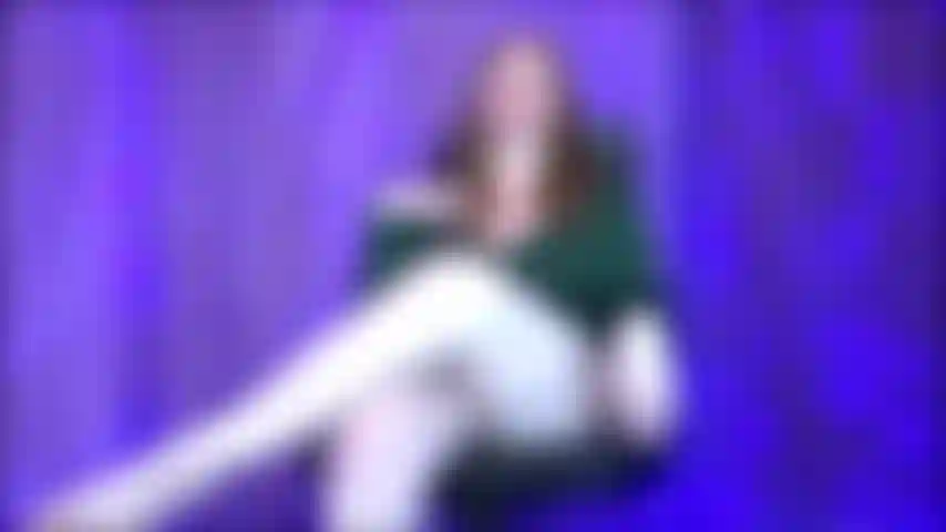 Ya no me reclamarás después de que te ponga los cuernos. Tu polla es pequeña y no tiene valor. De ahora en adelante, seguirás limpiando el semen de mi coño con tu lengua después de que regrese a casa de mi amante.