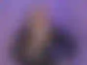 Oye esposo, mira mi juguete. Es un arnés negro grande y grueso. Lo compré para poder atarlo sobre tu diminuta, patética e inútil polla cuando me folles. Eres tan patética.