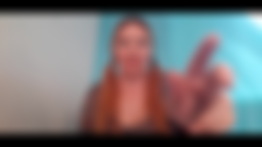 Hola, pequeñín. Hoy te voy a dar un capricho especial. Voy a poner mi escote justo en tu cara y acariciar tu pequeño pene como te gusta. Arriba y abajo, pellizcando la punta, haciéndote agarrar a tu pequeño amigo tan fuerte como puedas para que no te corras demasiado rápido. Ahora trae ese lindo pene aquí y comencemos.