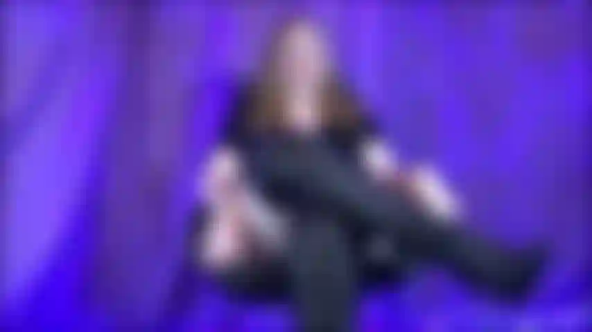 Mira, estás cubierta de semen, mi novio y sus amigos te cubrieron de semen y te dejaron en el suelo para encontrarme vestida como una puta. Sé que no te tocaron la polla, así que idiota. .