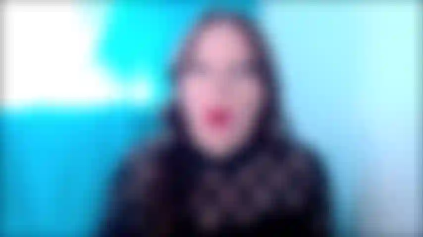 Tenemos que hablar de cómo se comportan tus amigos conmigo. No sé qué les has estado diciendo, pero parece que creen que está bien tocarme de formas en las que solo mi marido debería tocarme. No es solo sobrecariño, se está convirtiendo casi en un festival de manoseos cuando están cerca. No sé por qué parece que te parece bien que me toquen, cuando los has visto, pero creo que deberías decir algo. ¿O te gusta ver a tus amigos tocarme? He notado que cuando empiezan a coquetear y a manosear, intentas no mirar, pero puedo ver que te das cuenta, y empiezo a pensar que sus manos sobre mí te excitan. Sí, ¿verdad? Puedo decir por el bulto en tus pantalones que tengo razón. Eres una pervertida sucia y asquerosa. Si querías que empezara a follar con tus amigas calientes, podrías haberlo pedido. Solo las que tienen buena verga y la que tiene una verga grande. Sabes que eres bajita, lo cual está bien y no me importa, pero si voy a hacer esto por ti, quiero la experiencia completa de una esposa caliente. Saca tu verga y acaríciate para mí mientras te cuento mi fantasía sobre cómo va a ser esto.