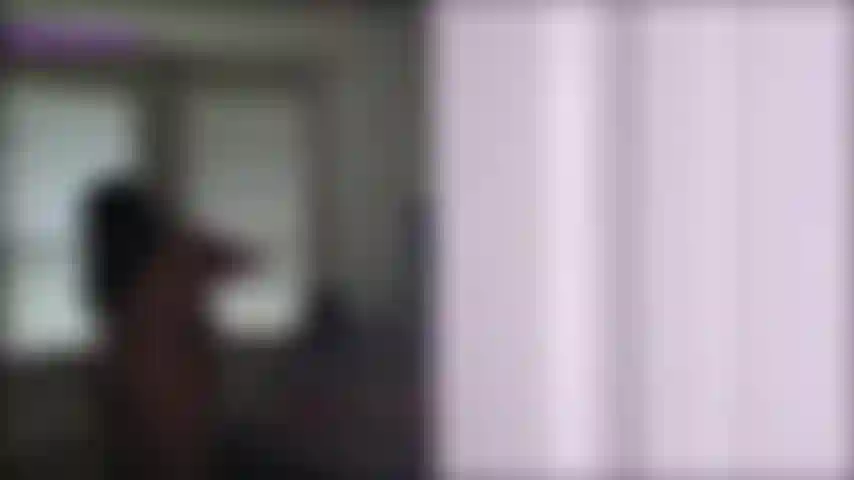 Me ves espiando en ti y masturbándome, así que me arrastras a tu habitación y me haces sentar en tu cama. Te burlas de mí y me humillas por tener una erección con mi prójimo malvado. Así que me haces azotar.