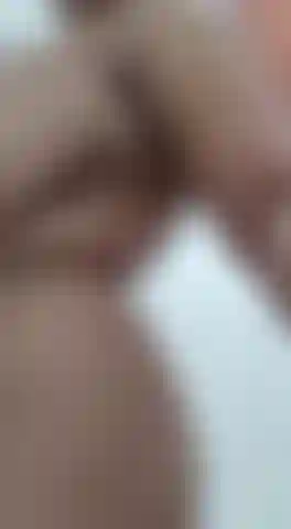 Jugando con mis grandes tetas.