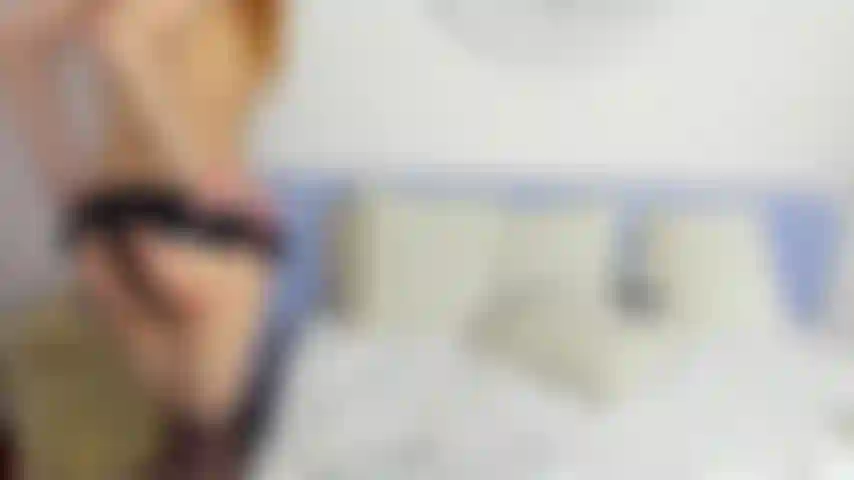 Estimulando mi clítoris con una vibración, ¡mírame mientras me corro!