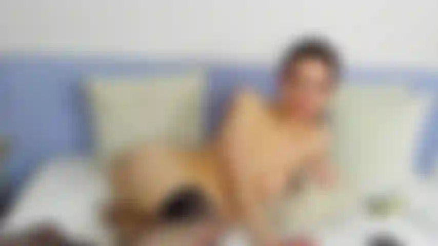 ¡Pon tu polla en mi culo y tus dedos en mi coño!