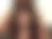 Frotando el coño con un traje transparente negro con medias hasta el muslo. Orgasmo con juguete.