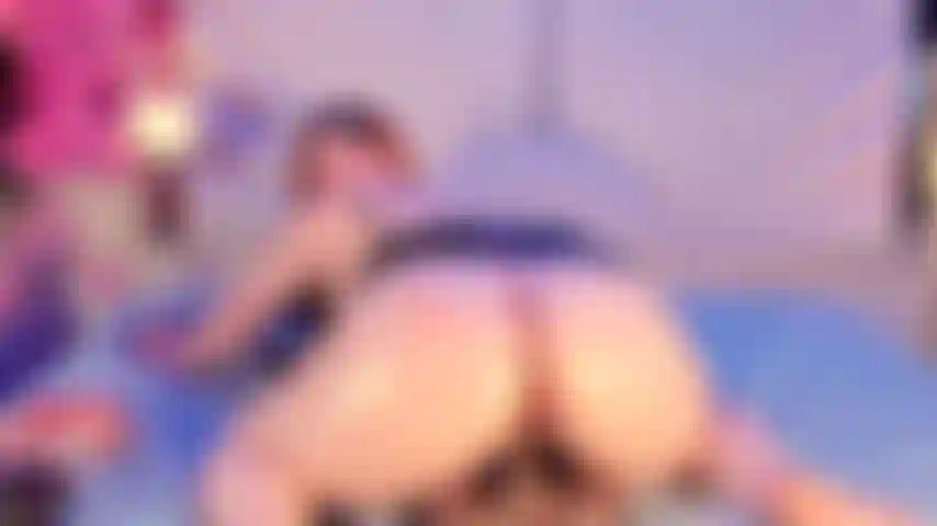 Monto un dildo de forma intensa.