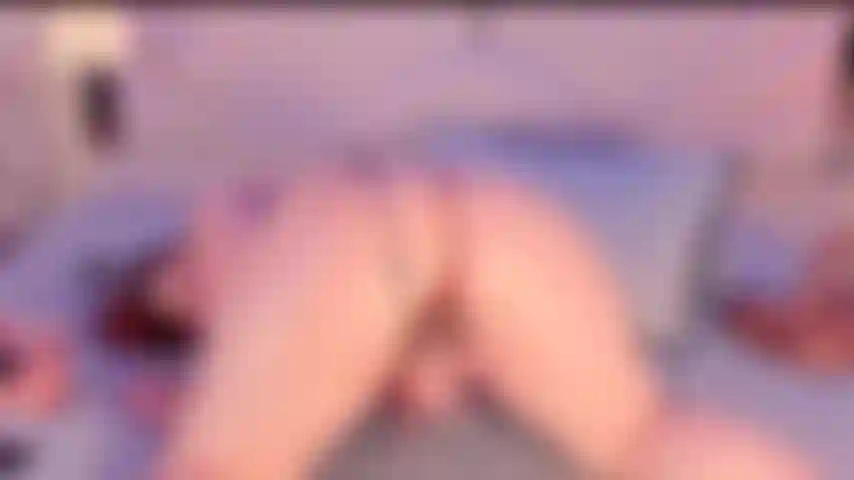 Monto un dildo con corrida cremosa.