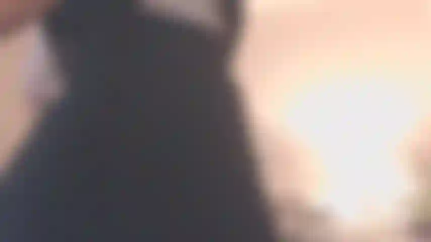 Lenta, sensual strip tease sencillo :), correte venme desnuda! Lap dance sin hablar. Completamente desnuda, cabello largo rojo y overol negro.