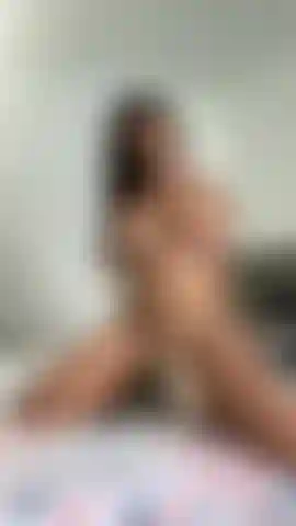 Me estoy follando muy bien la almohada.