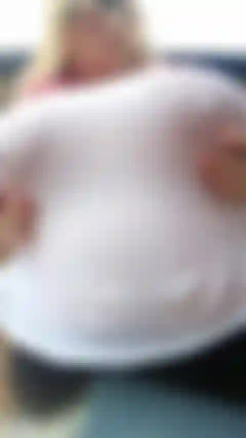 Tetas de camisa mojadas en cámara lenta.