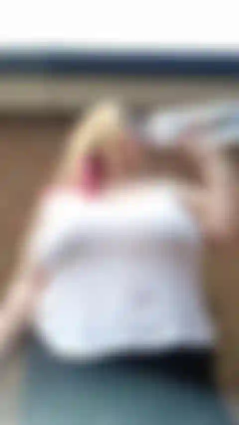 Cámara lenta vertiendo agua sobre la parte superior blanca.