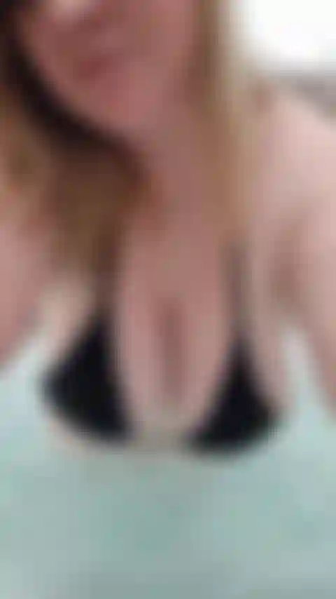 Me desnudo en el jacuzzi.