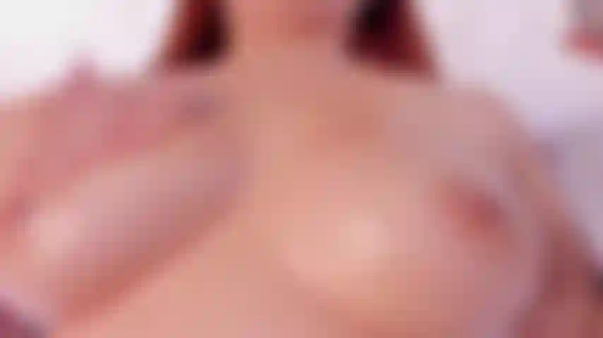 Parafina caliente en mis tetas.