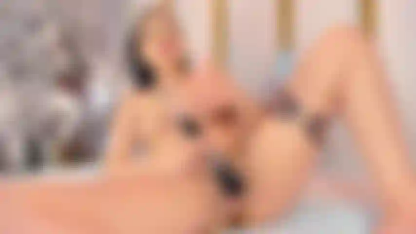 Chica caliente con coño abierto.
