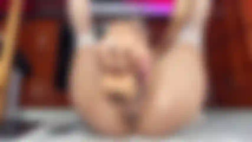 Rompiéndome el culo en la cocina como a ti te gusta.