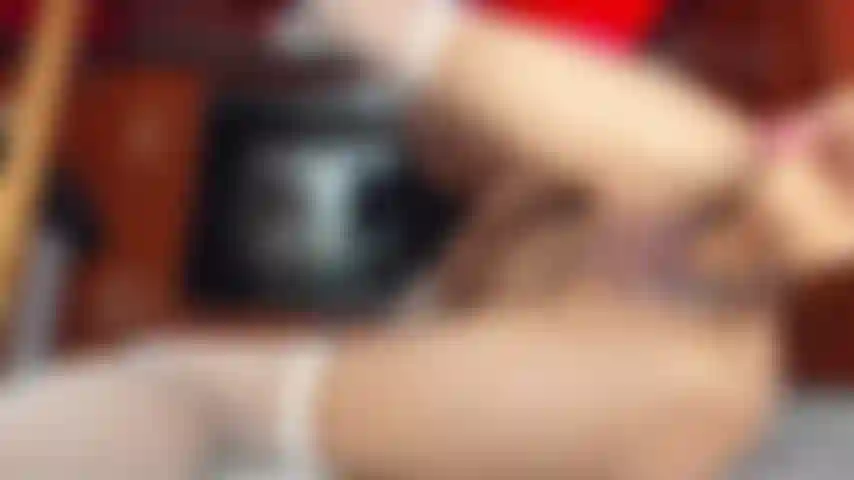 Fóllame en la cocina mientras tengo las piernas abiertas.