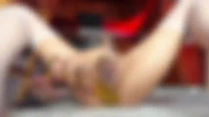 Follando mi culo y mi coño duro en la cocina.