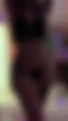 Baile sensual usando máscara de pollo.