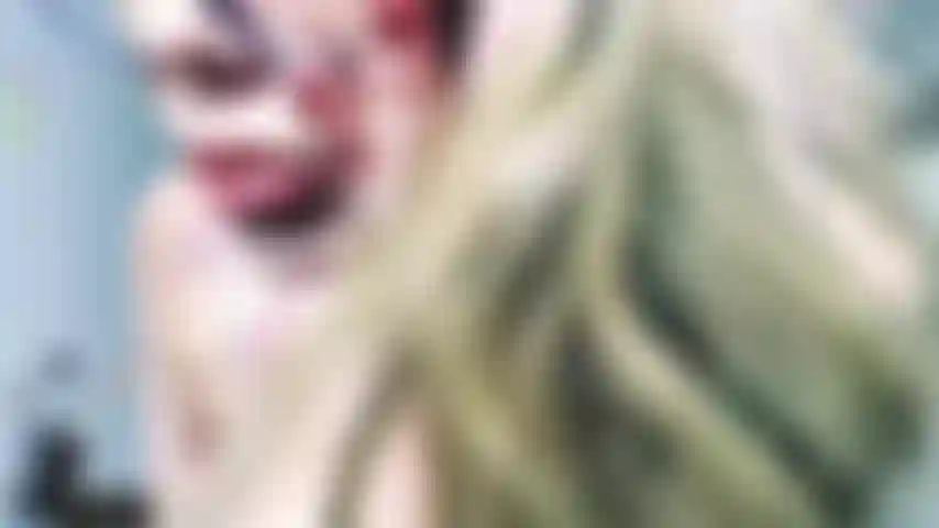 Baile sensual con lenceria de encaje rosa con strep-tease.