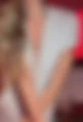 Baile sensual con stripper enseñando el coño.