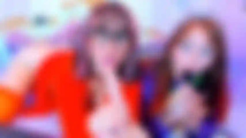 Dos bocas daphne y velma chupando unas pollas.