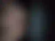 Jugando afuera en la parte superior del techo.