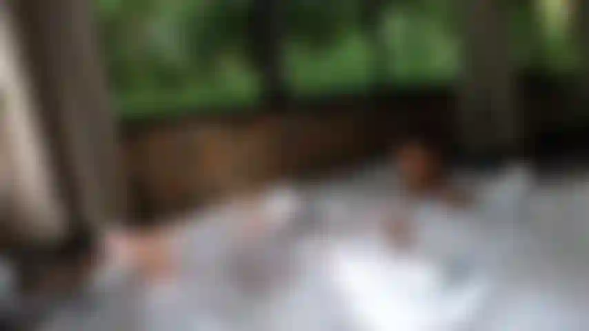 Travieso baño de burbujas.