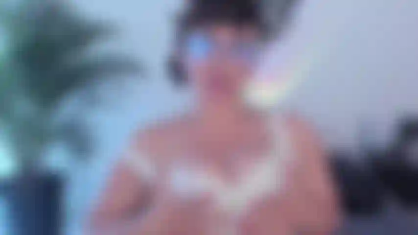 ¡Fóllame las tetas por favor!