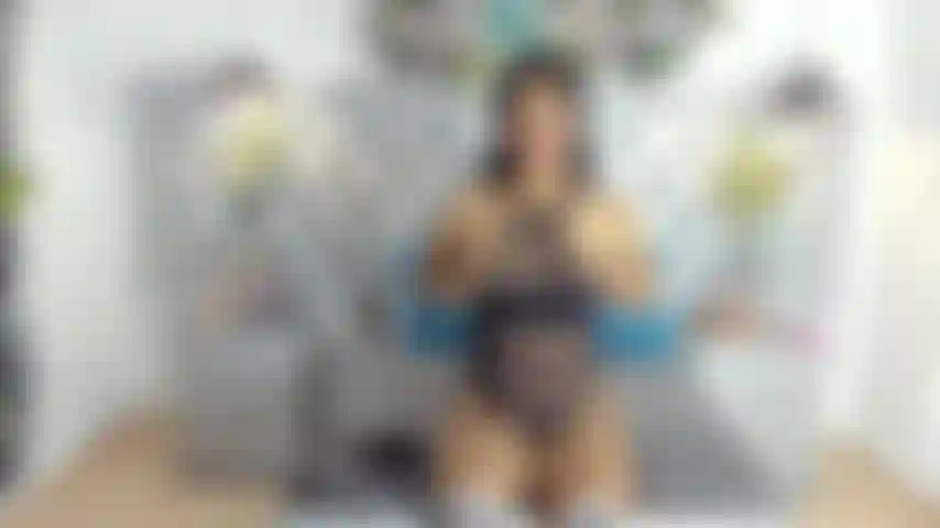 Jugando el coño con los dedos y un consolador... Estoy muy mojada.