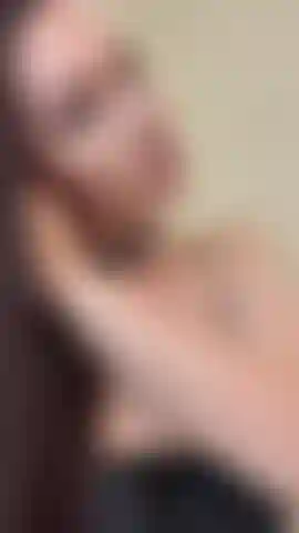 Provocándote mientras te muestro mis partes privadas.