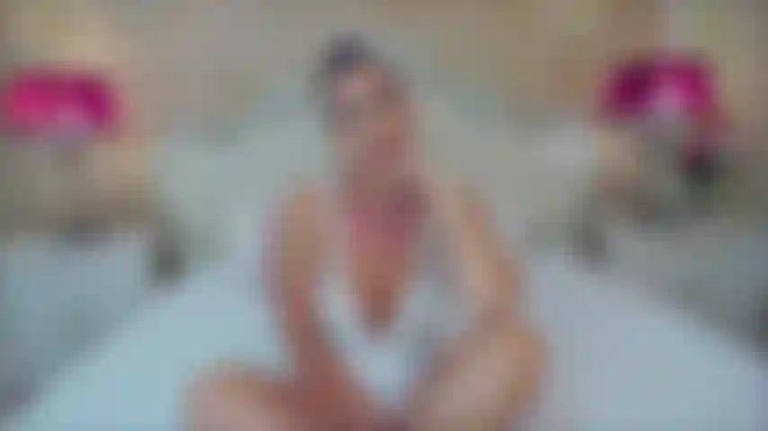 En este video juego conmigo misma mientras te bromeo y te instruyo, pero con un pequeño giro que verás si compras este video. Y como estoy de tan buen humor, me corro dos veces usando mi juguete y también jugando con mi trasero mientras me miras.