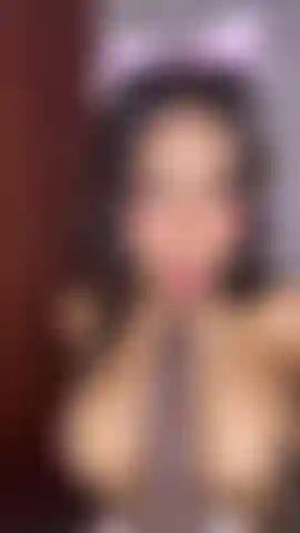 Una pequeña y ardiente chica de mamadas, ¿puedes imaginarte llegar a casa y que te esté esperando así para ayudarte a relajarte después del trabajo, cariño?