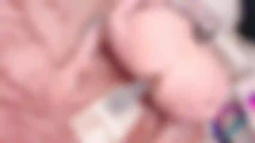 Montando un consolador enorme y grueso.